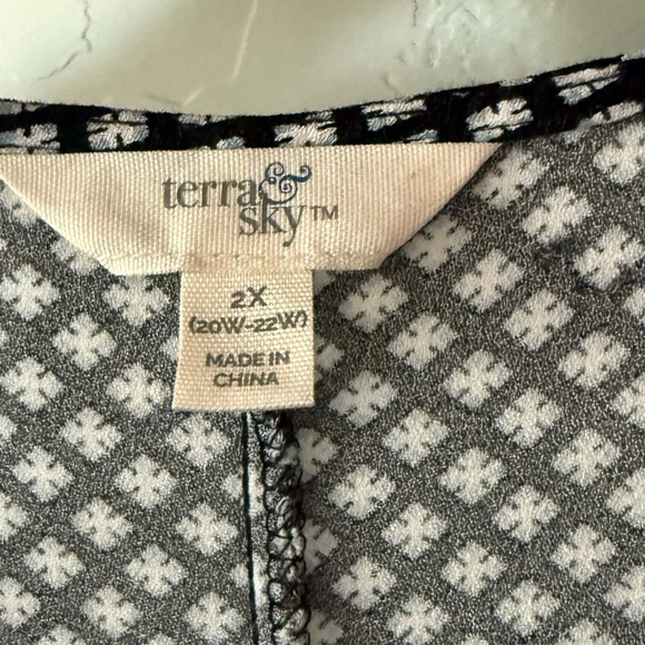 Terra and Sky|Women’s Polka Dot short sleeve open front Kimono in dark blue•••2X - Picture 6 of 9